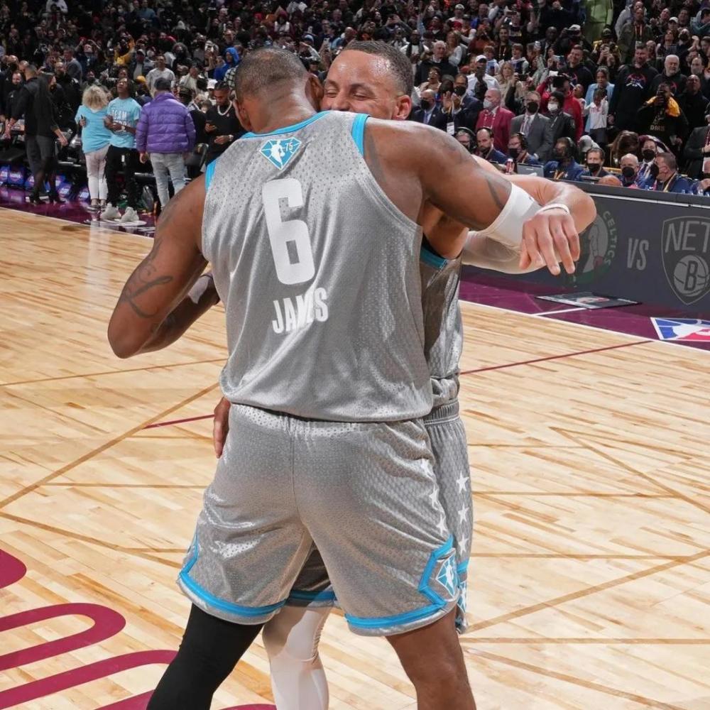 罗马训练开放日；清晨再遭质疑引欢呼；全明星赛在即；团队化学反应显著的简单介绍